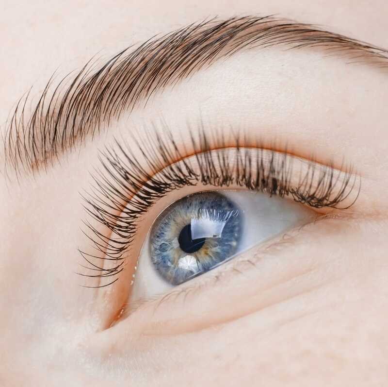 Détail de cils et de sourcils, visuel de la page beauté du regard