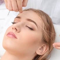 Le geste de l’épilation des sourcils au fil