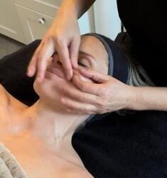 Virginie masse le front de sa cliente pendant un Kobido