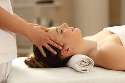 Massage du cuir chevelu, cliente allongée