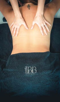 Élodie réalise un massage du dos