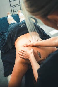 Massage enveloppant des épaules et du dos